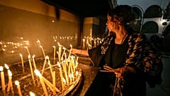 Gyertyagyújtás a betlehemi Születés Templomában december 24-én