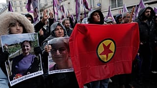 ناشطون أكراد خلال مسيرة أقيمت في باريس في 26 ديسمبر 2022 تكريماً لضحايا الهجوم 