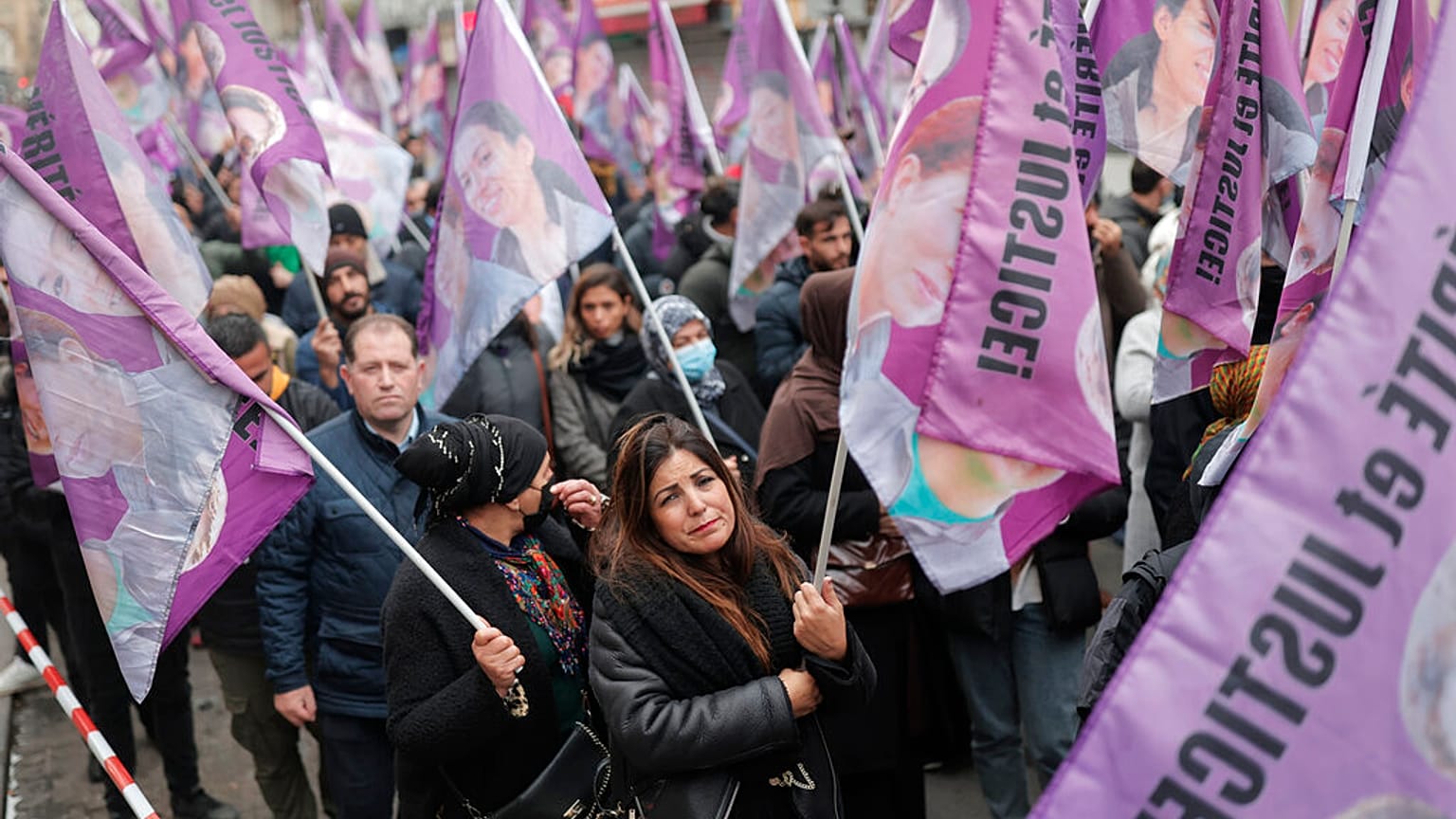 Paris desfila em memória das vítimas de tiroteio de sexta-feira