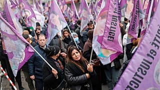 Paris desfila em memória das vítimas de tiroteio de sexta-feira
