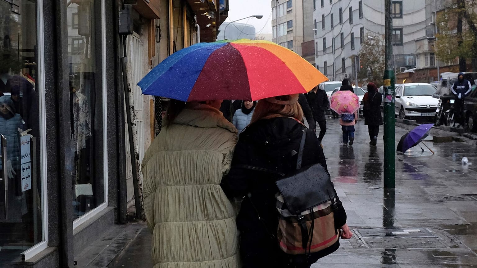 دو دختر در بازار تجریش تهران در تاریخ ۵ دسامبر ۲۰۲۲