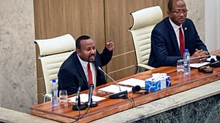 رئيس الوزراء الإثيوبي آبي أحمد ، إلى اليسار، برفقة رئيس مجلس النواب تاجيسي تشافو، إلى اليمين، يلقي كلمة أمام البرلمان في العاصمة أديس أبابا، إثيوبيا- 15 نوفمبر 2022