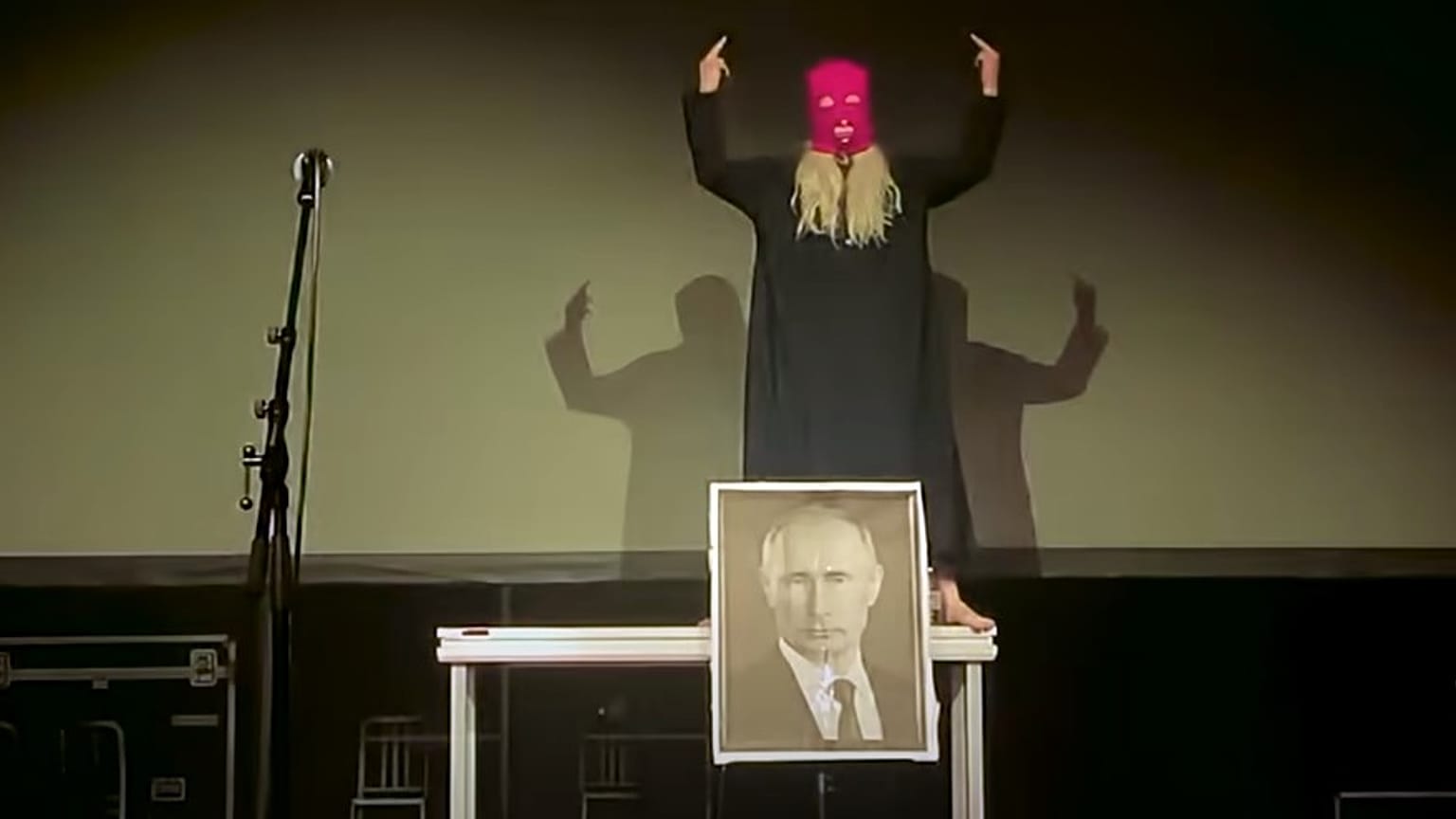 Screenshot des YouTube Videos "MAMA, DON’T WATCH TV / МАМА, НЕ СМОТРИ ТЕЛЕВИЗОР (ANTI - WAR SONG)"