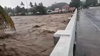 Eine Brücke auf der Insel Mindanao droht einzustürzen