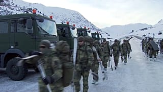 El equipo de rescate se aproxima al lugar de la avalancha en la estación de Lech, Austria