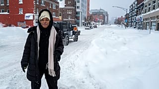 Kala Smith, de Buffalo (Nueva York), se dirige a una tienda de alimentación de la calle Main, no muy lejos de donde vive, el 26 de diciembre de 2022.