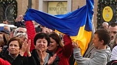 Ukrán menekültek hallgatják a pápát karácsonykor