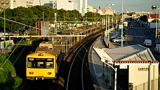 Um comboio suburbano sai da estação de comboios de Santos, em Lisboa, quarta-feira, 9 de novembro de 2022.