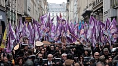 Kurdische Aktivisten protestieren zu Ehren von drei kurdischen Aktivistinnen, die 2013 erschossen aufgefunden wurden