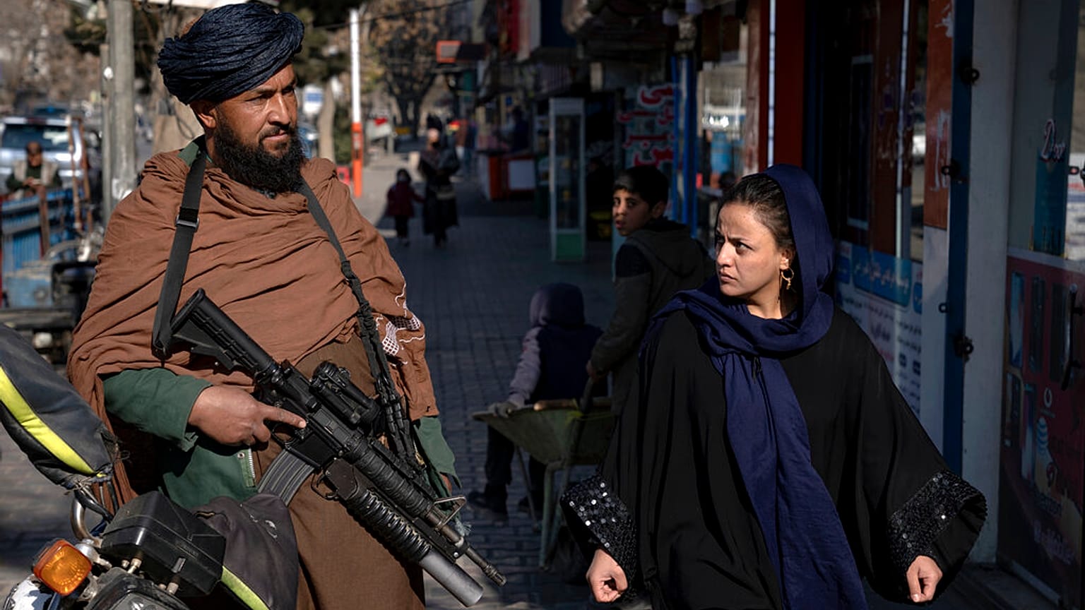 Őrt álló tálib fegyveres Kabulban 2022. december 26-án