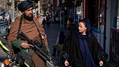 Őrt álló tálib fegyveres Kabulban 2022. december 26-án