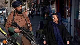 Őrt álló tálib fegyveres Kabulban 2022. december 26-án
