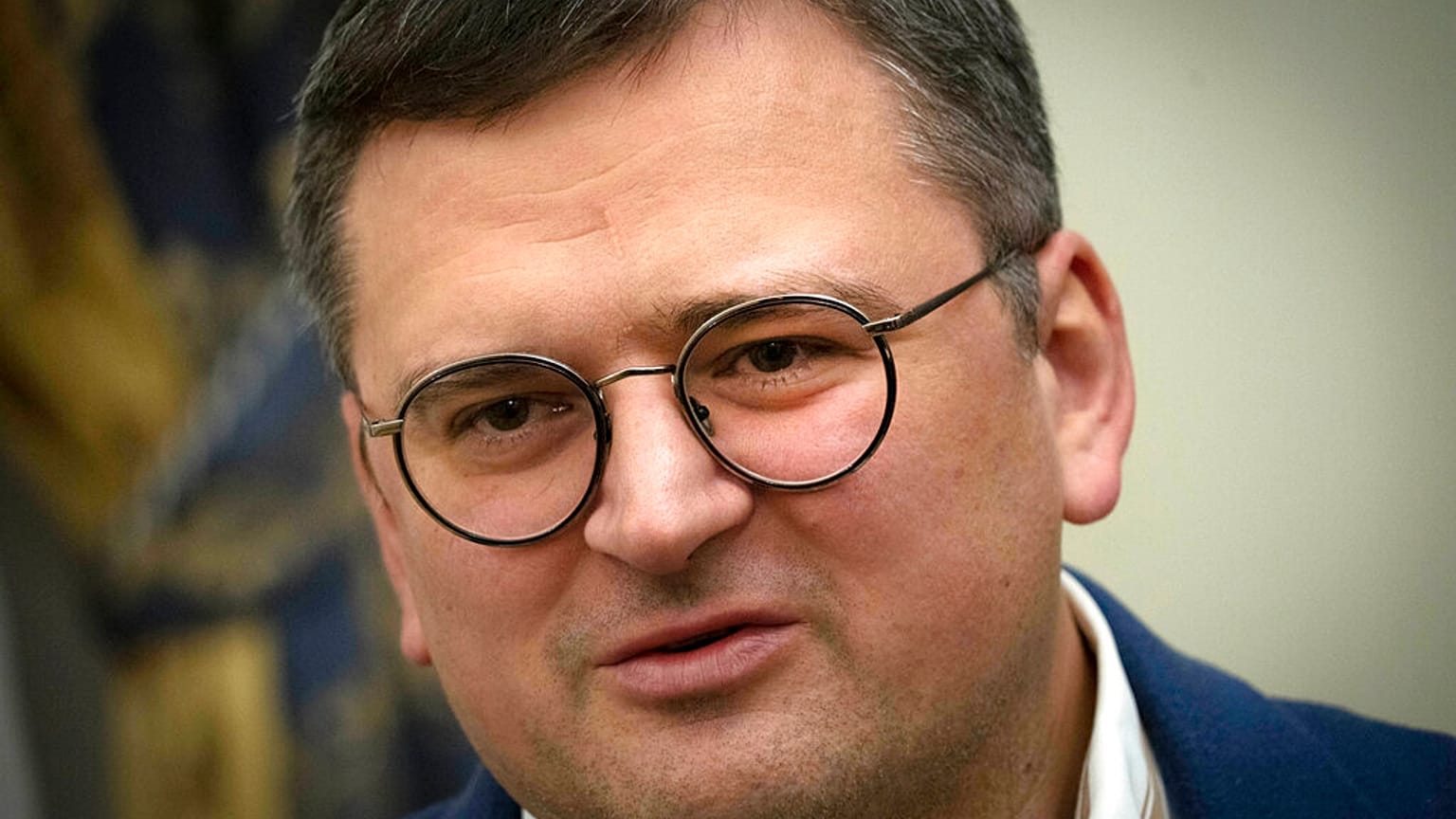 Le ministre ukrainien des Affaires étrangères Dmytro Kuleba lors d'une interview avec l'Associated Press à Kyiv en Ukraine, le 26 décembre 2022.