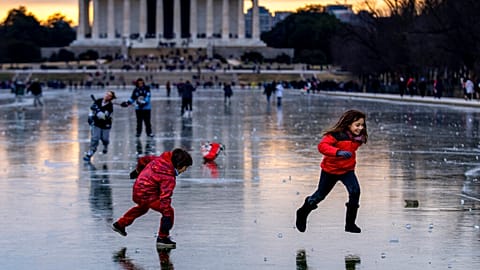 Des fillettes s'élancent sur le miroir d'eau du Lincoln Memorial de Washington