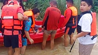 A fülöp-szigeteki partőrség munkatársai segítenek az árvíz utáni mentésben - képünk illusztráció