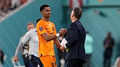 Cody Gakpo bei der WM in Katar mit Bondscoach Louis van Gaal