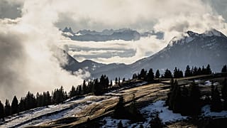 Иногда положение спасают трассы из искусственного снега