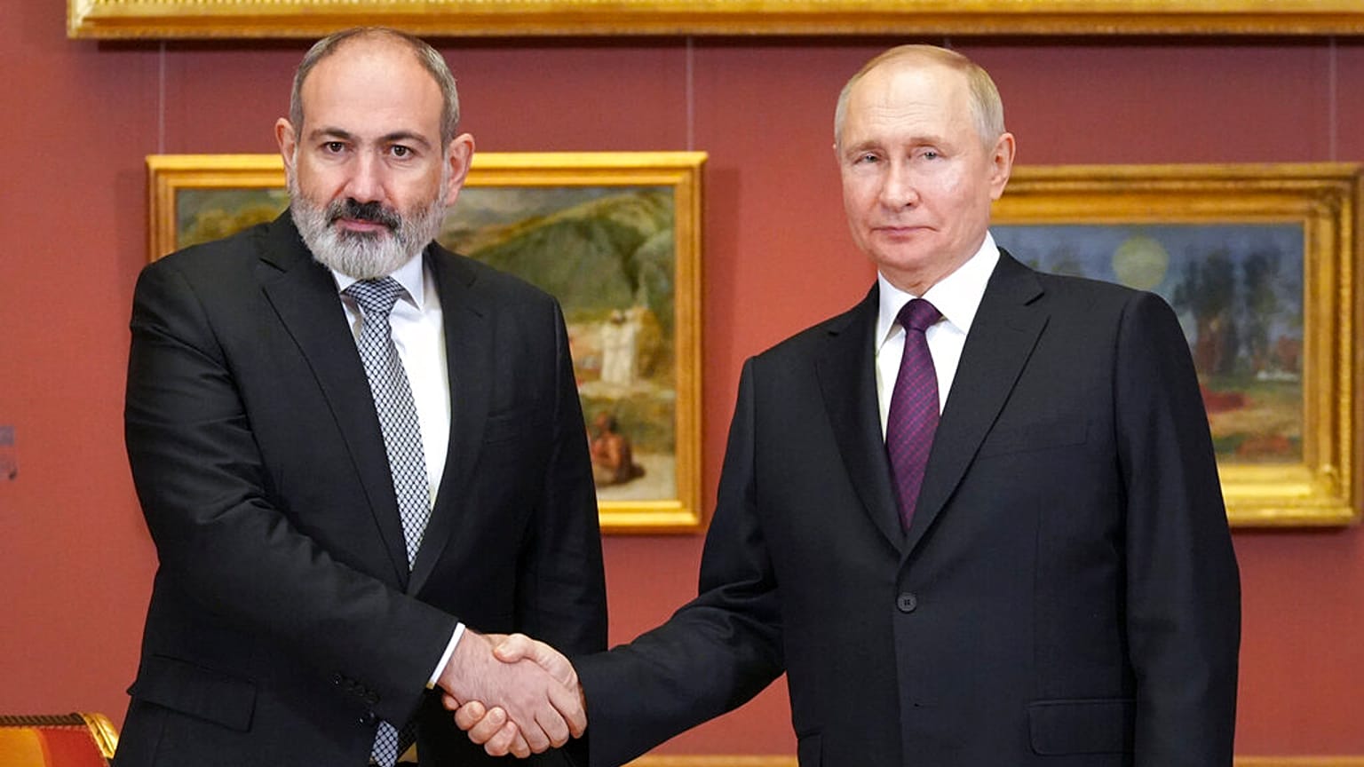 Ermenistan Başbakanı Nikol Paşinyan (sol), Rusya Devlet Başkanı Vladimir Putin