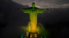 Le Corvovado illuminé par les couleurs du drapeau brésilien en l'honneur du joueur de football Pelé, à Rio de Janeiro, Brésil, le 29 décembre 2022.