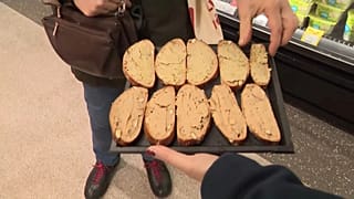 Foie gras végétal goûté par une cliente d'un supermarché, Paris France