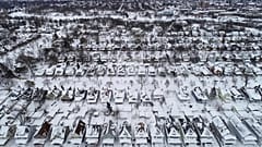 Buffalo, N.Y., in eine Schneedecke gehüllt nach dem Schneesturm