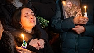 Familiares choram a morte de Volodymyr Yezhov, voluntário ucraniano morto em combate, Kiev, Ucrânia
