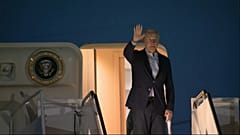 Joe Biden winkt noch einmal, bevor er ins Flugzeug steigt.