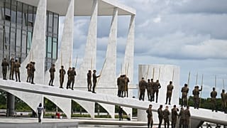 Soldats préparant la cérémonie d'investiture de Lula, le 27 décembre devant le palais de l'Aurore à Brésilia