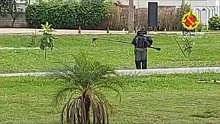 خبير متفجرات يتفقد الحقيبة