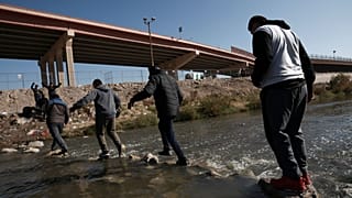 مهاجرون يسيرون باتجاه الحدود الأمريكية المكسيكية في سيوداد خواريز، المكسيك.2022/12/19