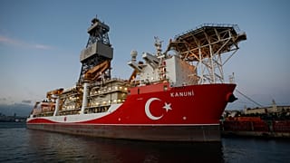 Török fúróhajó az isztambuli kikötőben 2020. október 21-én