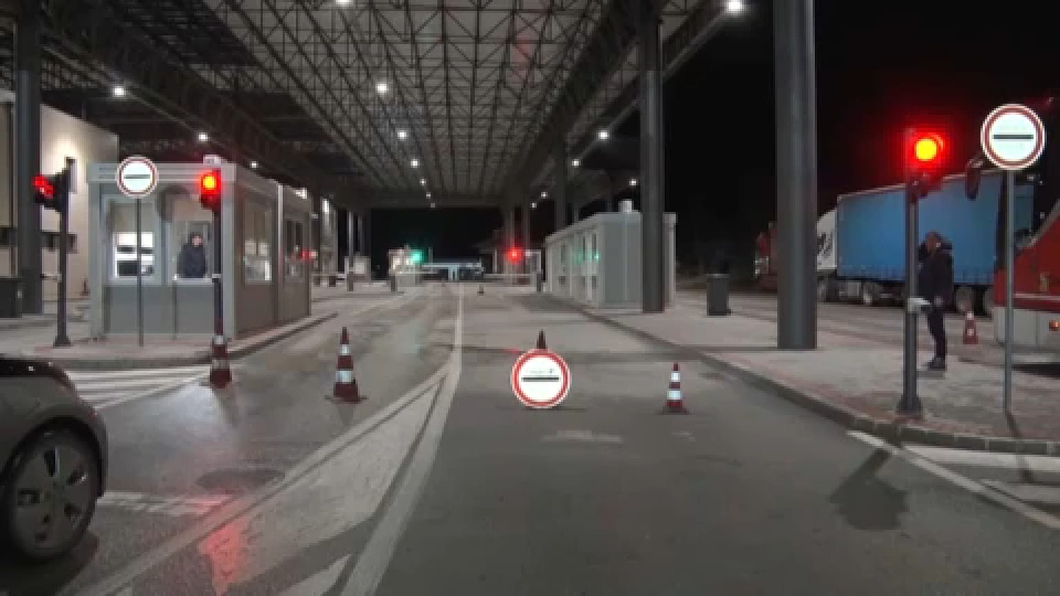 Kosova, Sırbistan ile en büyük geçiş noktası olan Merdare Sınır Kapısı'nı kapattı