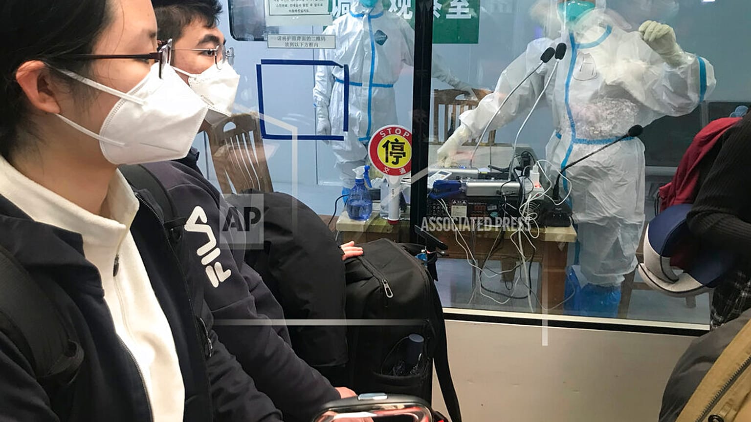 I viaggiatori in arrivo in attesa di un autobus per recarsi in alberghi e fare la quarantena a Guangzhou Baiyun Airport il 25 dicembre 2022.
