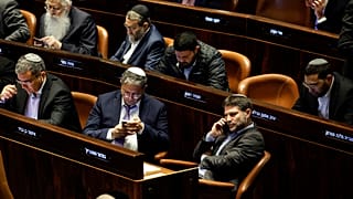 قادة اليمين المتطرف الصهيوني في الصف الأول وفي الصف الثاني قادة الاحزاب الدينية المتزمتة في إسرائيل