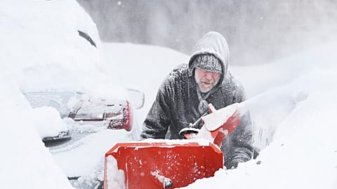 Mike Gippon déneige l'allée devant sa maison dans le village d'Elmwood à Buffalo, N.Y., le lundi 26 décembre 2022. 