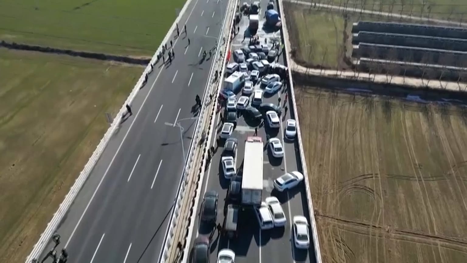 Die Brücke über den Gelben Fluss nach der Massenkarambolage