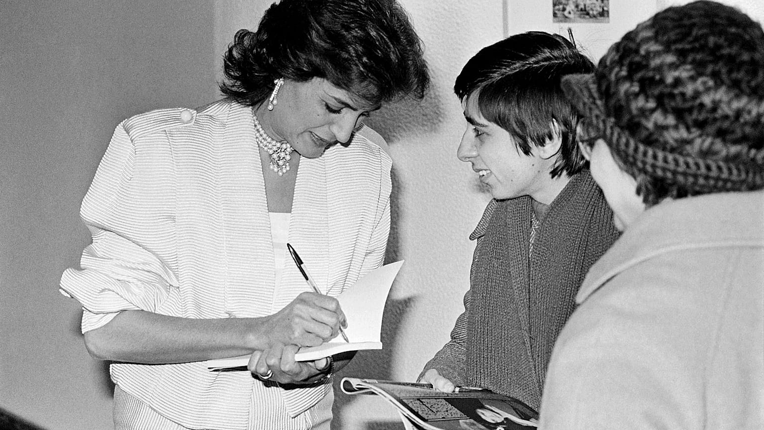 Linda de Suza no lançamento da edição portuguesa de "A mala de cartão", em 1985. 