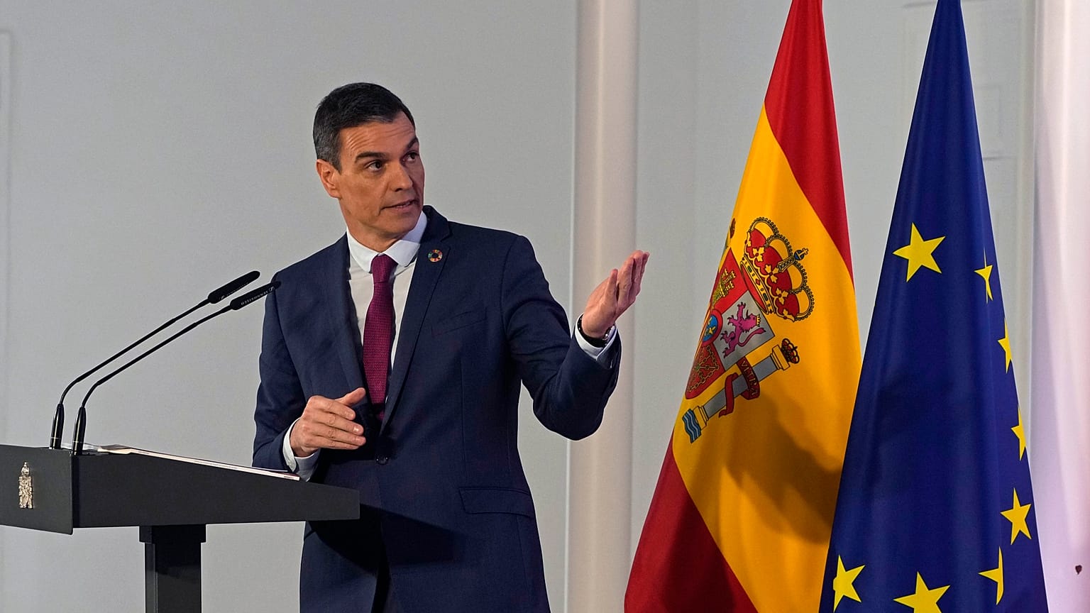Pedro Sanchez spanyol miniszterelnök sajtótájékoztatót tart december 27-én Madridban