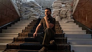 الرئيس الأوكراني فولوديمير زيلينسكي خلال مقابلة مع وكالة أسوشيتدبرس في نيسان 2022 من داخل مكتبه في كييف