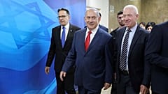Netanyahu ve Galant (sağ) 