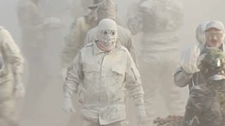 Un participante de Els Enfarinats camina de harina en la localidad de Ibi, en Alicante, el 29 de diciembre de 2022. 