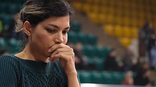 Die iranischen Schachspielerinnen Atousa Pourkashiyan (im Bild) und Sara Khadem haben bei ihrer Teilnahme an einem Turnier in Kasachstan auf das Kopftuch verzichtet