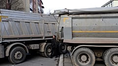 Serbische Strassensperre aus mit Steinen beladenen Lastwagen auf einer Straße im nördlichen, serbisch dominierten Teil der ethnisch geteilten Stadt Mitrovica