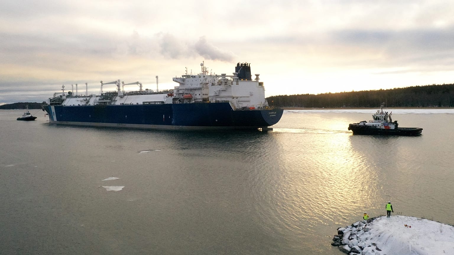 Schwimmendes Flüssiggasterminal erreicht Hafen von Inkoo, 28.12.2022