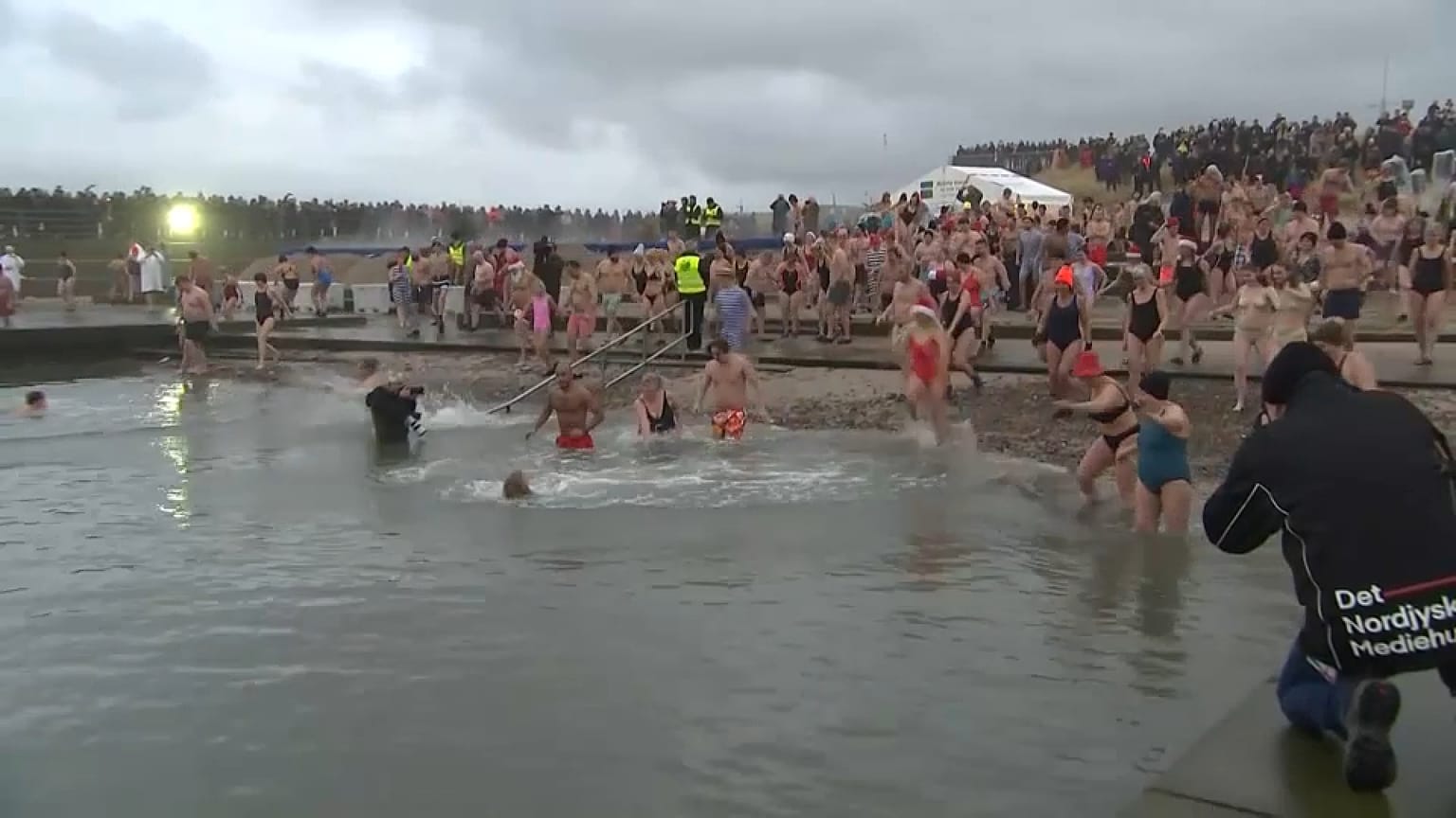 Mais de 300 pessoas mergulham no Mar do Norte