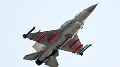 مقاتلة إسرائيلية من طراز "إف-16" خلال عرض عسكري بمدينة بئر السبع جنوب إسرائيل