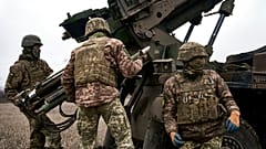 Ukrainische Soldaten führen eine französische Haubitze vor.