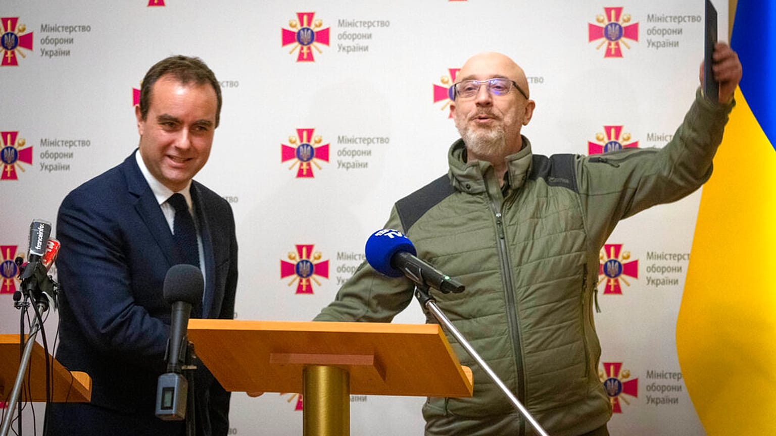 Ministro da Defesa francês, Sébastien Lecornu, com o homólogo ucraniano, Oleksii Reznikov