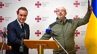 Ministro da Defesa francês, Sébastien Lecornu, com o homólogo ucraniano, Oleksii Reznikov