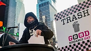 Участница акции рвет список плохих воспоминаний за 2022 год
